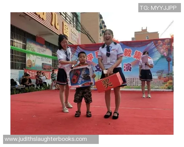 足球明星挑战抓娃娃技巧大比拼精彩视频合集让你乐不停