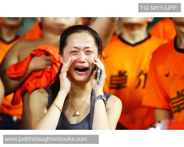 韩国足球明星因比赛失利泪洒赛场感动无数球迷心碎瞬间